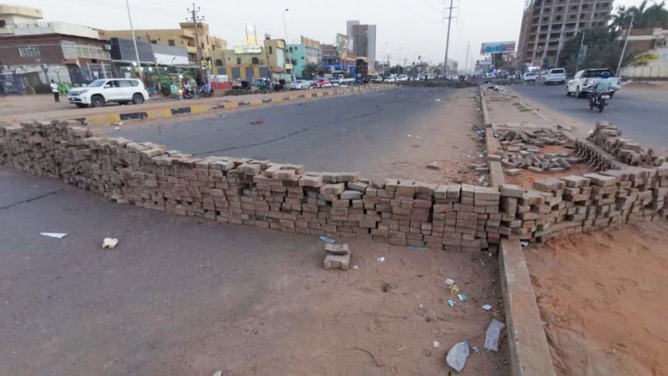 حواجز من الطوب أقامها متظاهرون سودانيون مناهضون للانقلاب تغلق ممرا في شارع 60 في الخرطوم، في 31 أكتوبر/تشرين الأول 2021