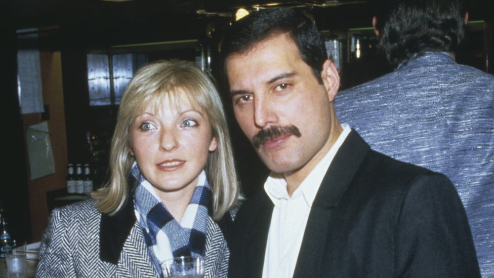Mary Austin y Freddie Mercury en 1985