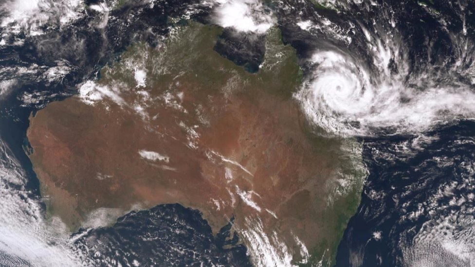 Cyclone Debbie Thousands evacuate in Queensland, Australia BBC News