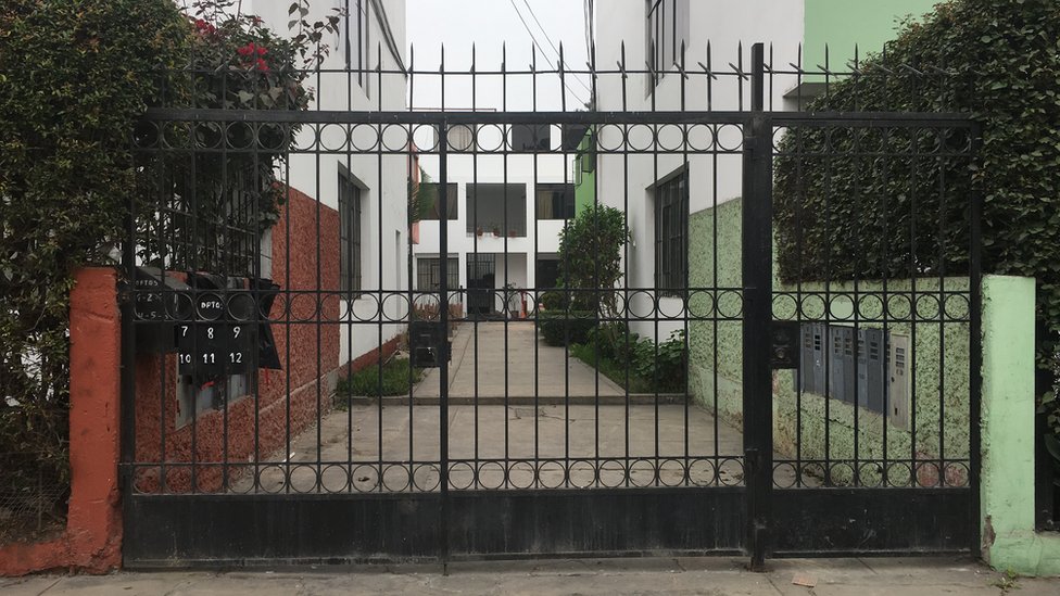 Entrada a la quinta, con una reja