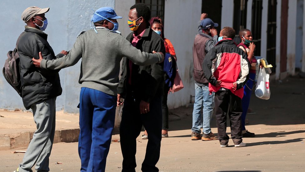 Полицейский отворачивает людей от центра города в преддверии запланированных антиправительственных акций протеста во время вспышки коронавируса (COVID-19) в Хараре, Зимбабве, 30 июля 2020 г.