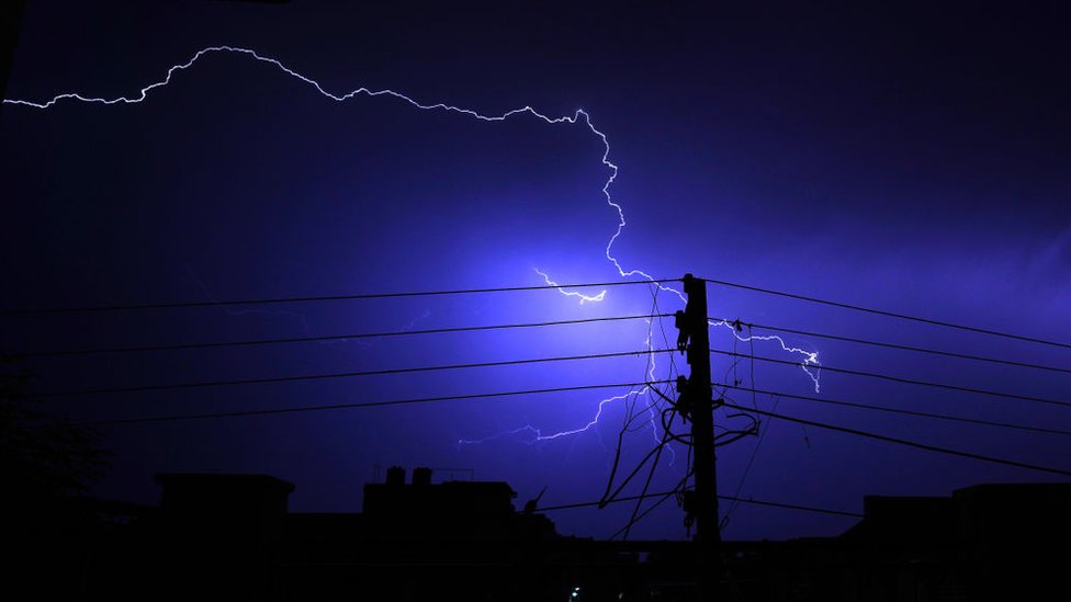 Relámpagos sobre la ciudad de Ajmer, Rajastán, India, durante las lluvias premonzónicas, el 5 de junio.