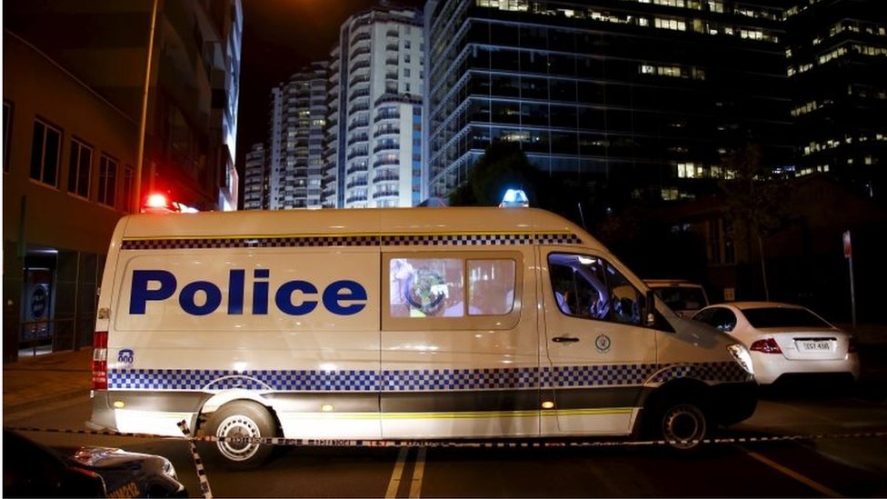 Полицейский фургон блокирует улицу за пределами штаб-квартиры полиции штата Новый Южный Уэльс (NSW), расположенной в пригороде Сиднея Парраматта, Австралия, 2 октября 2015 года.