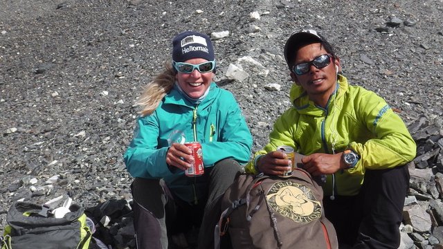 Andrea Ursina Zimmerman y Norbu Sherpa