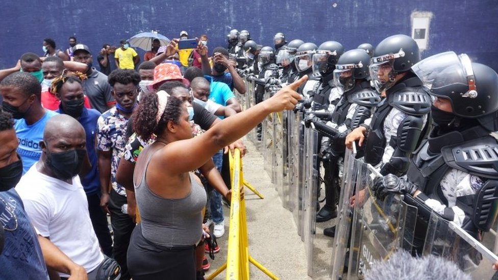 Migrantes frente a policías en Tapachula