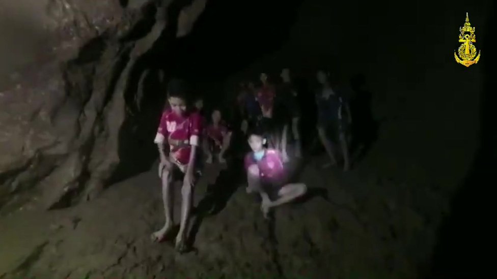 La cueva Tham Luang, Tailandia con la primera imagen que se vio de los niños tras pasar más de una semana atrapados en la cueva.