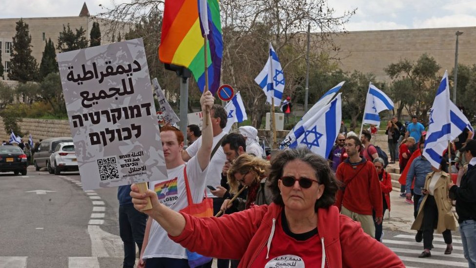 Bandera LGTB dentro de las protestas de Israel.