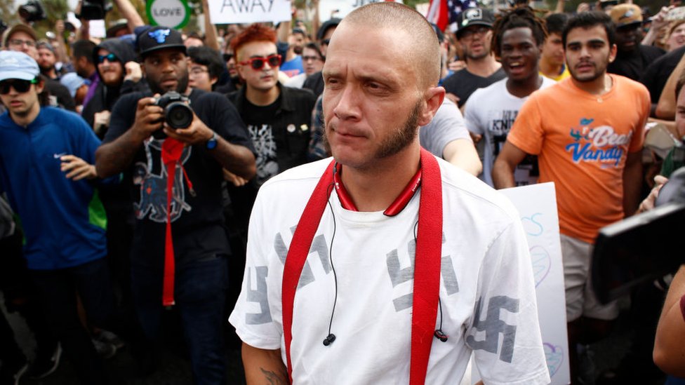 El profesor Maskovsky asegura que estos grupos de derecha han suavizado su imagen para atraer a un nuevo público y legitimar su discurso. Hombre joven con una camiseta con diseños de la esvástica.