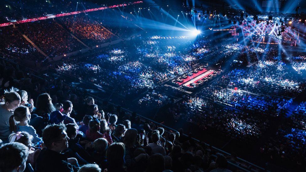 Тысячи людей смотрят «Мелодифестивален» на «Friends Arena» в Стокгольме