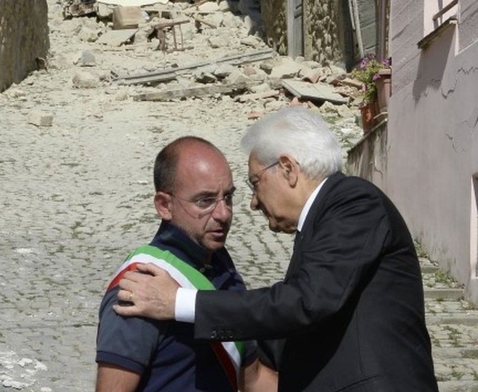 Президент Италии Серджио Маттарелла, мэр Аккумули, Стефано Петруччи, 27 августа 2016 г.