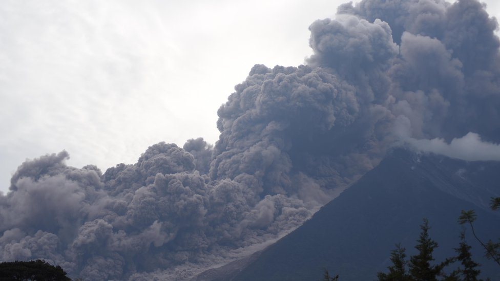 Humo en el volcán de Fuego