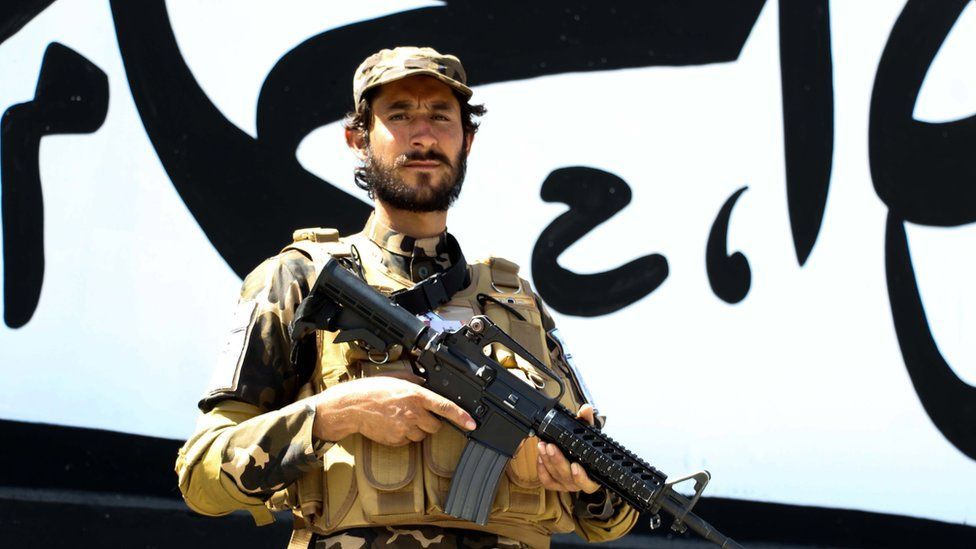 Kabil'deki eski ABD büyükelçiliği önünde bekleyen bir Taliban savaşçısı