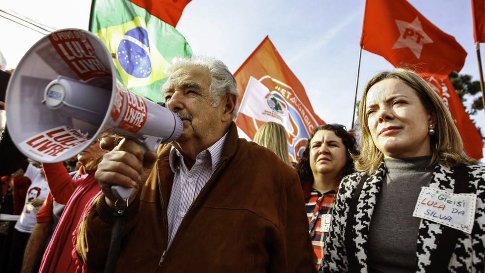 José Mujica (expresidente de Uruguya) y Gleisi Hoffman en una manifestación a favor de Lula en Curitiba