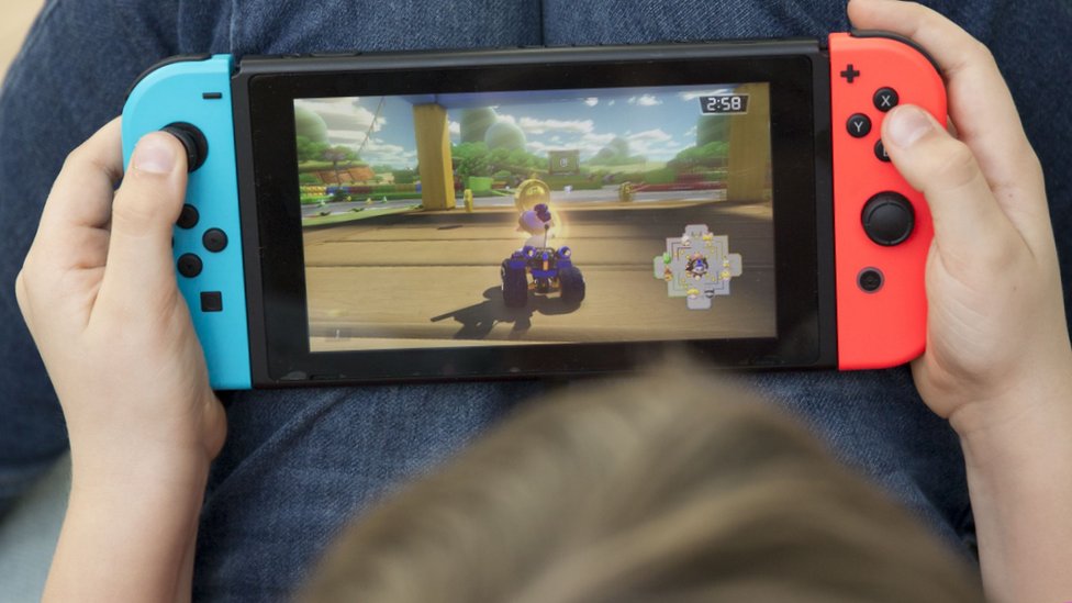 Мальчик играет на Nintendo Switch