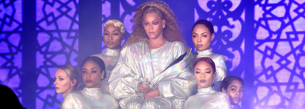 Beyoncé, con bailarinas en un conciento.