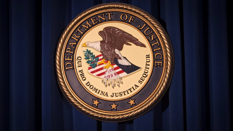 Официальная печать / эмблема / логотип Министерства юстиции (DOJ) изображены на стене в Нью-Йорке, США