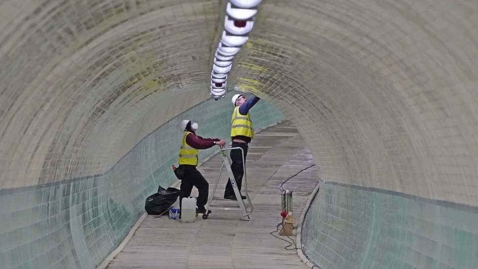 Работы над пешеходным туннелем Тайн
