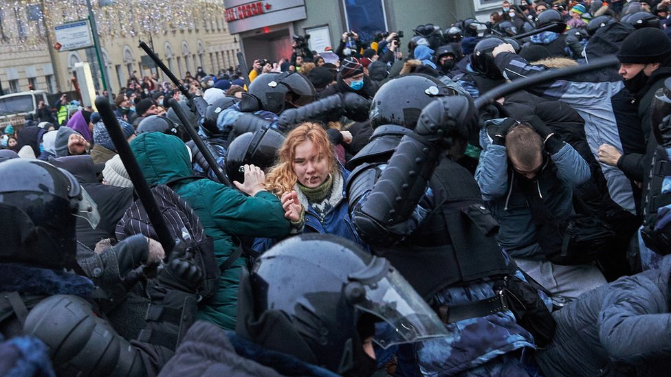 Policías antidisturbio reprimiendo la manifestación proNavalny en Moscú.