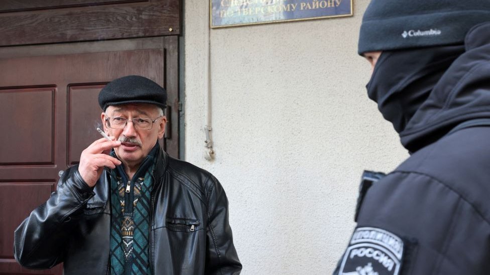 Privođenje Olega Orlova, kopredsednika zabranjene grupe Memorijal, u Moskvi
