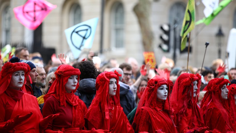 Активисты протестуют во время демонстрации протеста против вымирания в Уайтхолле, Лондон, 18 октября 2019 г.