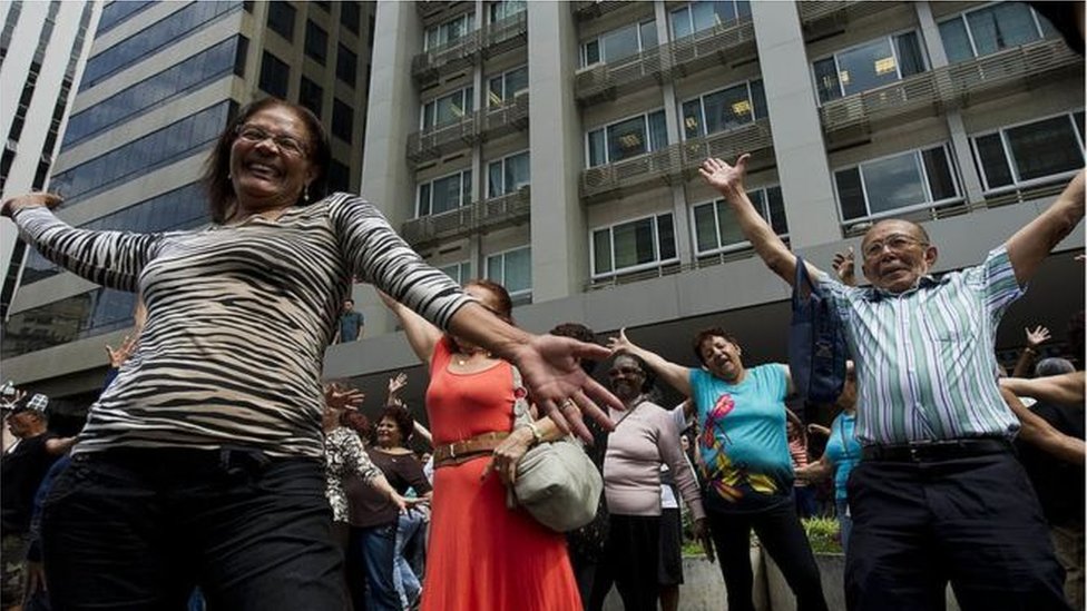 Grupo de idosos dança na rua em SP