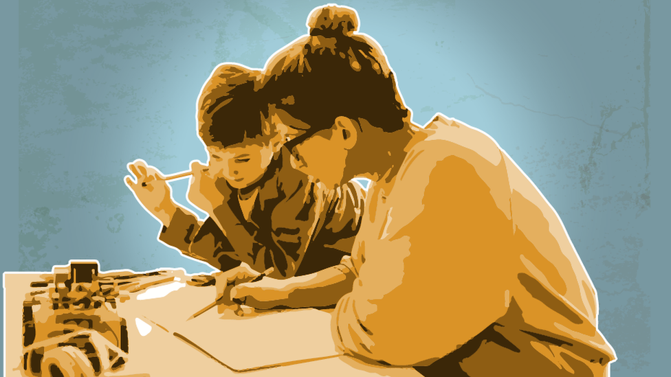Ilustração de uma mãe e um filho durante o ensino doméstico