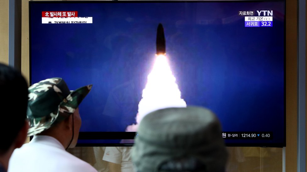 Lanzamiento de un misil transmitido por televisión.