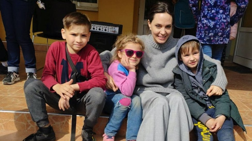 美國影星、聯合國難民署特使安吉麗娜·朱利在基輔與兒童一起合影，2022年4月30日