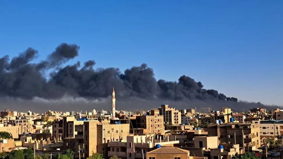 دخان كثيف فوق العاصمة السودانية الخرطوم