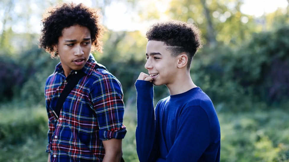 Dos adolescentes varones conversando