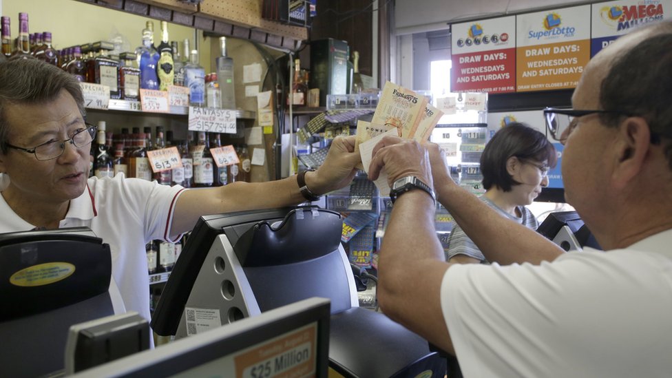 El premio aceleró la venta de billetes, lo que subió el premio final a US$758,7 millones. Venta de billetes de lotería en California