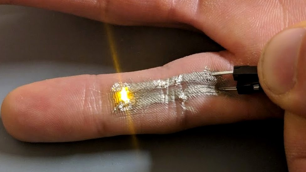 Tinta khusus yang mengandung kabel nano mikro dan dapat dicetak pada kulit
