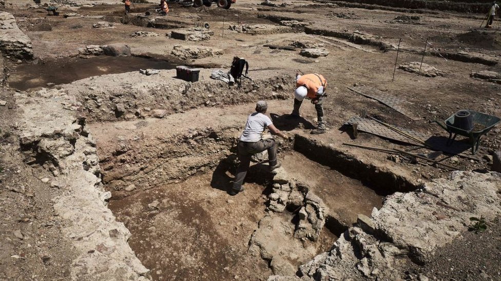 Los pobladores abandonaron el lugar escapando del fuego, pero este también ayudo a la preservación de los restos. Excavaciones de ruinas romanas en Vienne