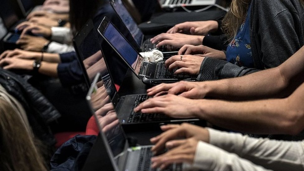 Ljudi rade na laptop računarima