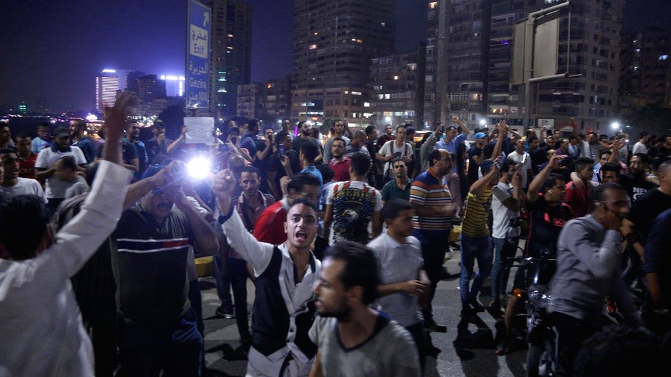 Протестующие на площади Тахрир в Каире после обвинений в коррупции, выдвинутых против президента Фаттаха ас-Сиси
