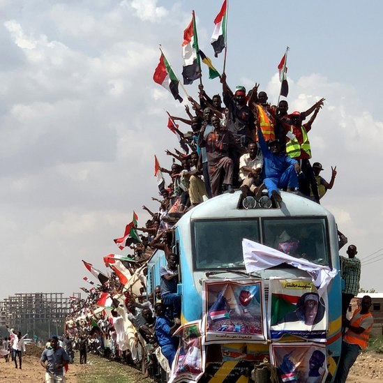 الانقلاب في السودان: ما هي الوثيقة الدستورية الحاوية على أسس الانتقال إلى الحكم المدني التي علق البرهان العمل بها 1 قطار عطبرة