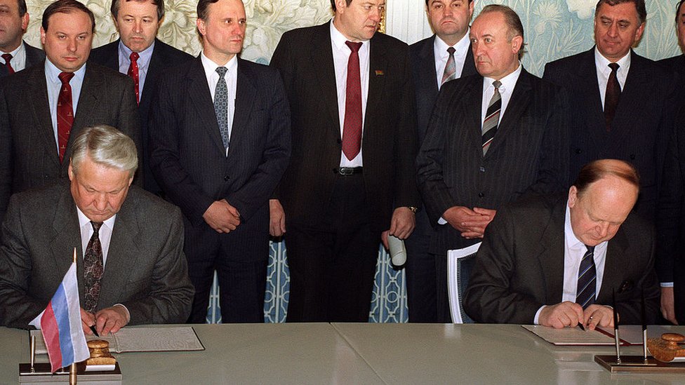 Boris Yeltsin y Stanislav Shushkevich firmando el Tratado de Belavezha el 8 de diciembre de 1991.