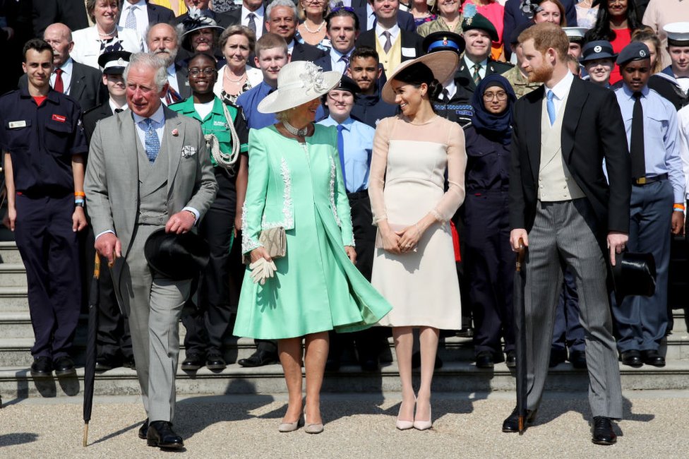 El rey Carlos III con la reina consorte, el príncipe Harry y Meghan Markle posan para una fotografía en una celebración en el palacio de Buckingham el 22 de mayo de 2018.