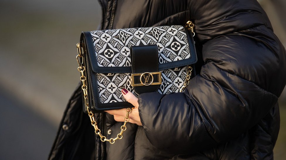 Соня Лайсон в сумке и туфлях из коллекции Louis Vuitton 1854 и пуховике Blomst 18 декабря 2020 года в Берлине, Германия.