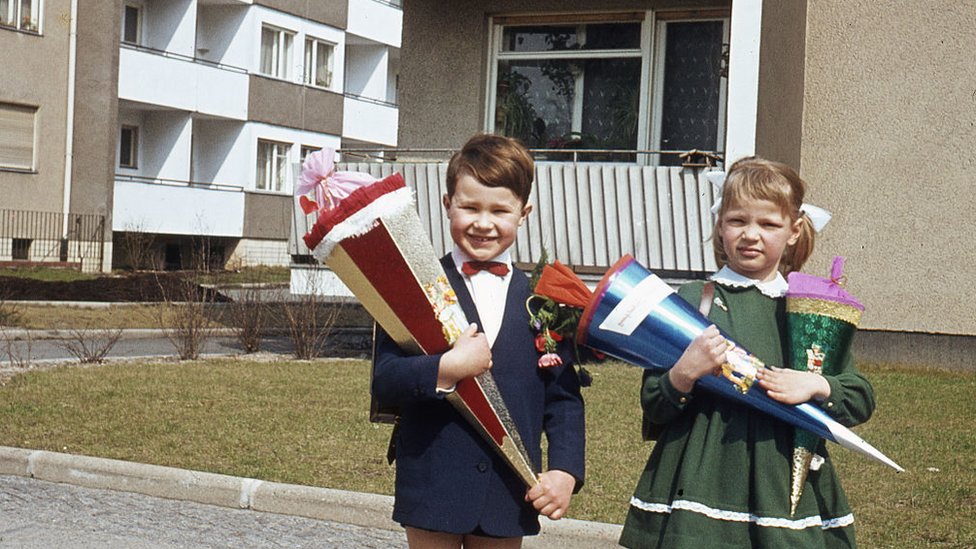 Dos niños alemanes con sus conos, en la década de 1960