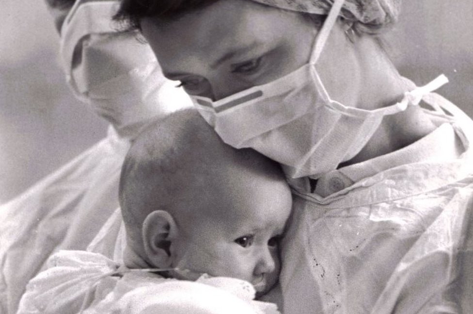 Кэрол держит малышку Кейли в больничной одежде