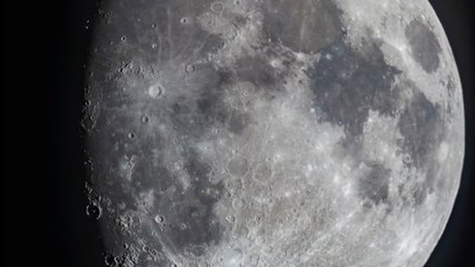 Imagem de alta resolução da Lua, mostrando crateras e outras características