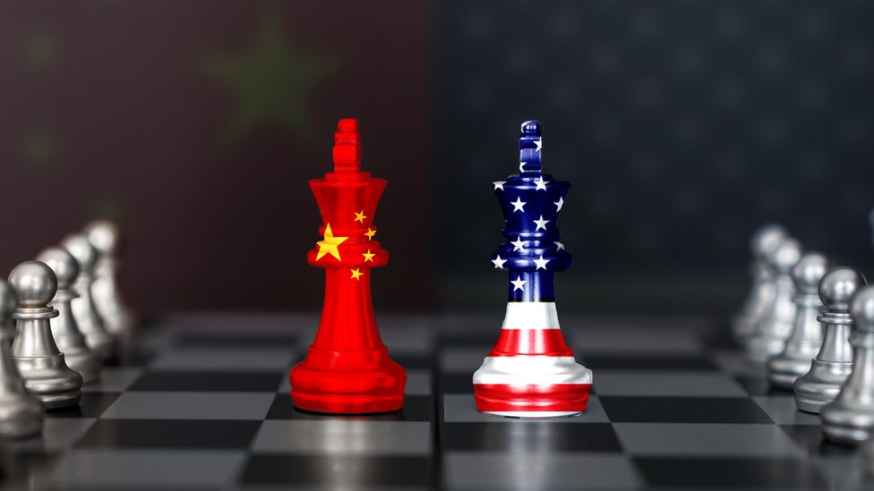 Tablero de ajedrez con las banderas de China y EE.UU.