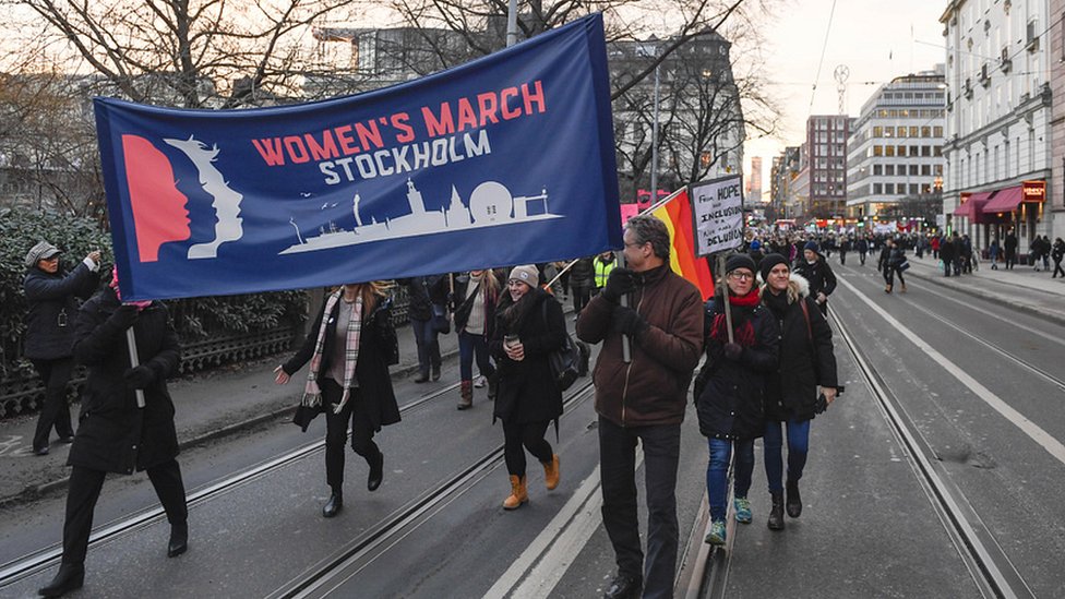 Протестующие с транспарантами и плакатами принимают участие в Марше женщин в Стокгольме, Швеция, 21 января