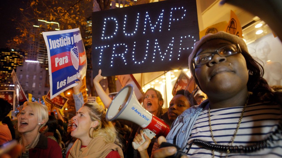 Саша Мерфи из коалиции ANSWER возглавляет скандирование демонстрантов во время акции протеста против кандидата в президенты от республиканской партии Дональда Трампа в Нью-Йорке в субботу, 7 ноября 2015 года.