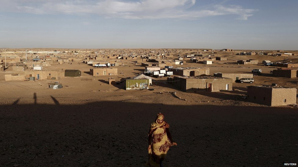 Женщина из числа коренных сахрави идет по лагерю беженцев Будждур в Тиндуфе