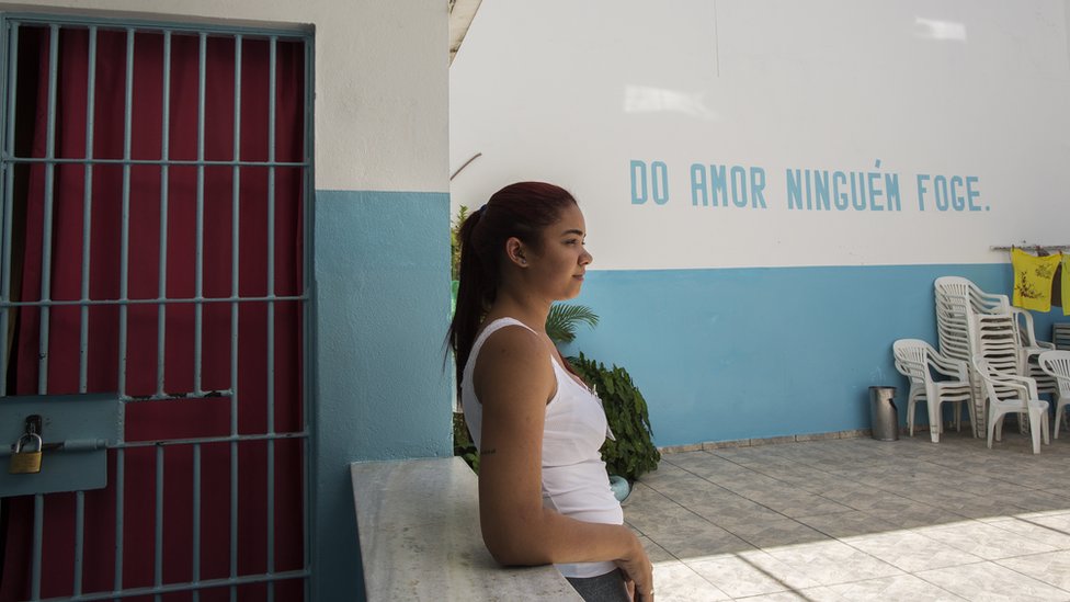 Tatjana Koreja de Lima oslonjena na zid zatvora