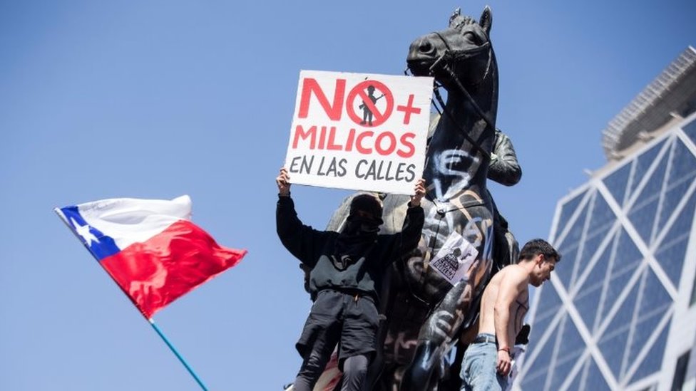 Протестующие участвуют в демонстрации на центральной площади Италии в Сантьяго, Чили, 22 октября 2019 г.