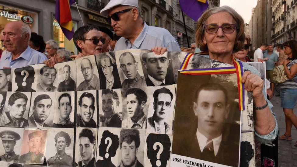 Familiares de desaparecidos durante la Guerra Civil y la represión franquista en una manifestación por la Memoria Histórica.