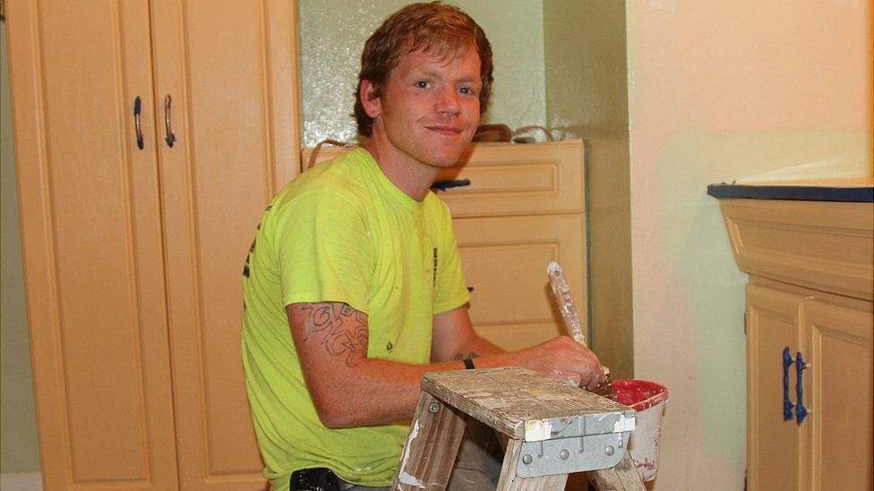 Sam Duval, de 26 años y pintor autodidacta, tiene trabajo desde ayer. "Con dos hijas pequeñas, la vida aquí es muy dura. Es el típico pueblo chico donde tu apellido importa para conseguir cualquier cosa", dice. Sam Duval con brocha y pintura